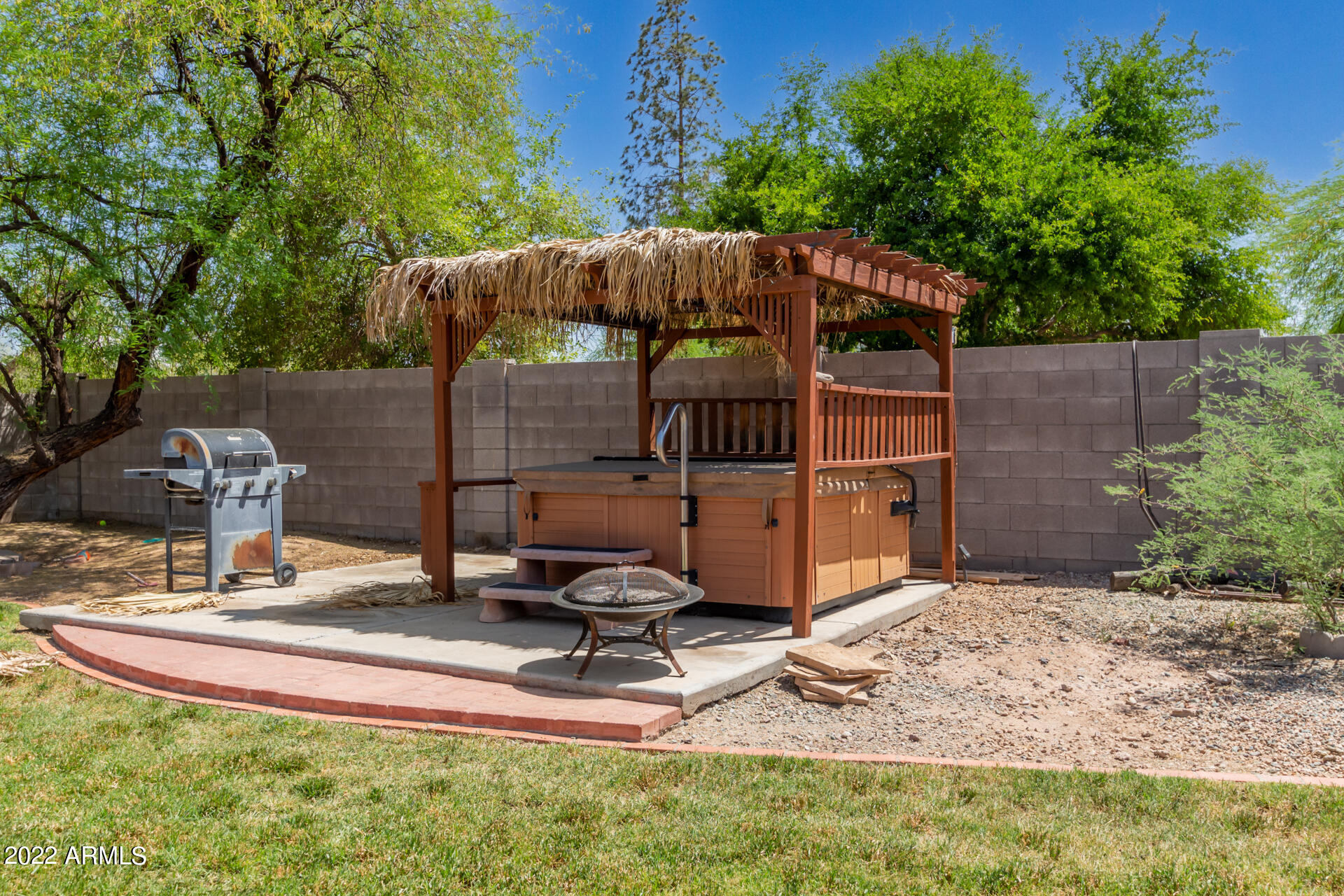 2111 W MOHAWK Lane