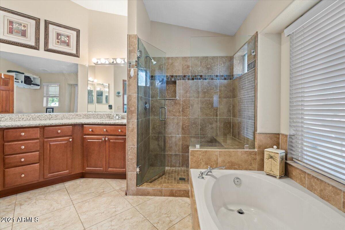 2836 E LUDLOW Drive