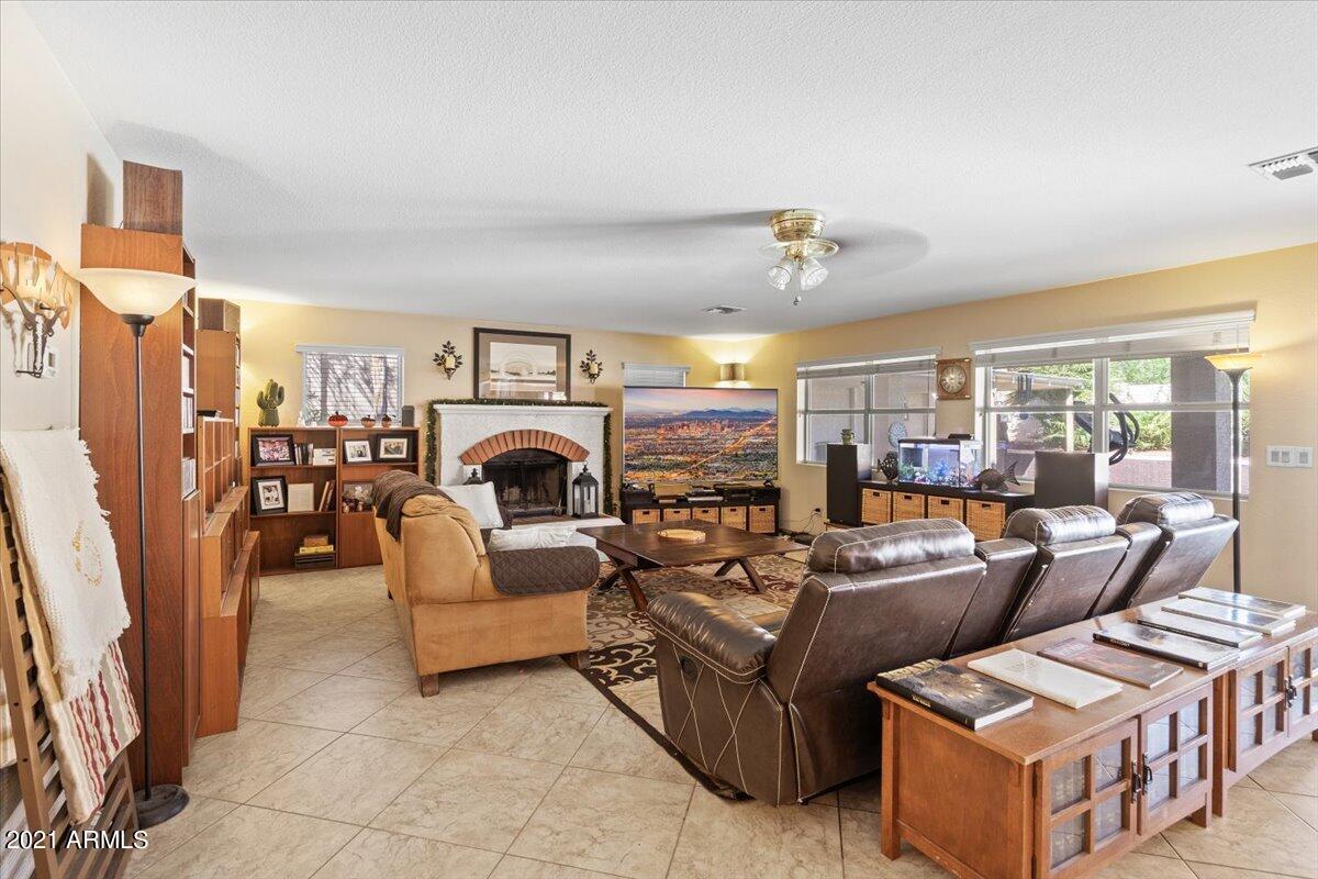 2836 E LUDLOW Drive