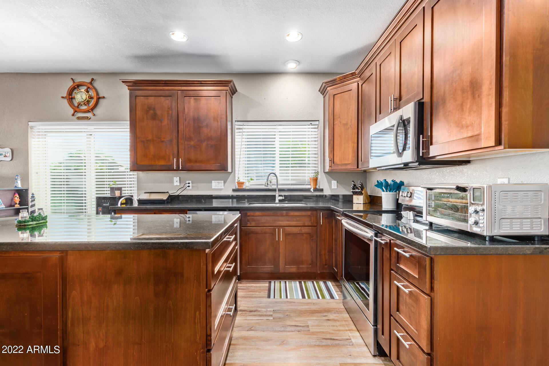 4031 W DESERT HOLLOW Drive