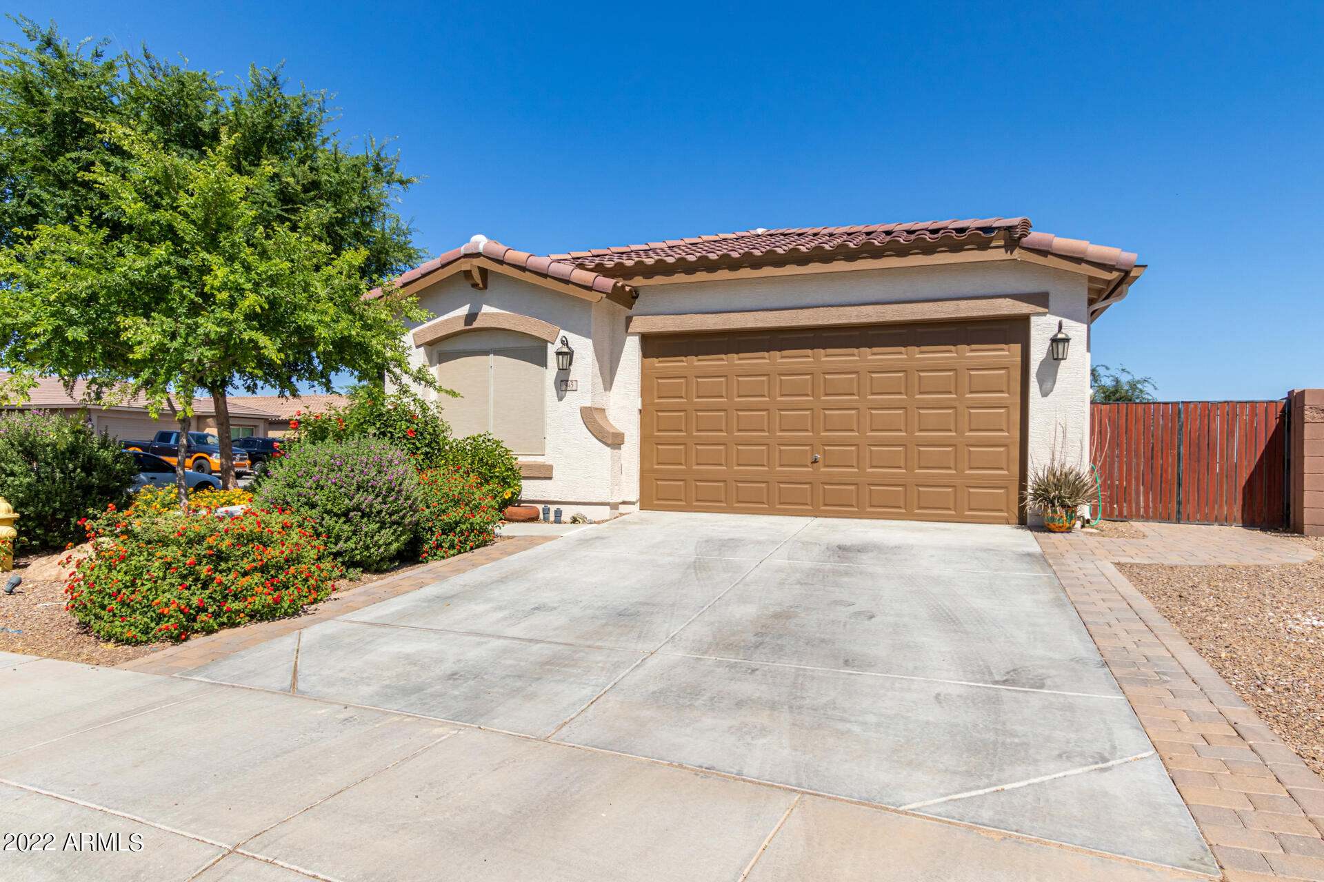 945 W EMPRESS TREE Avenue