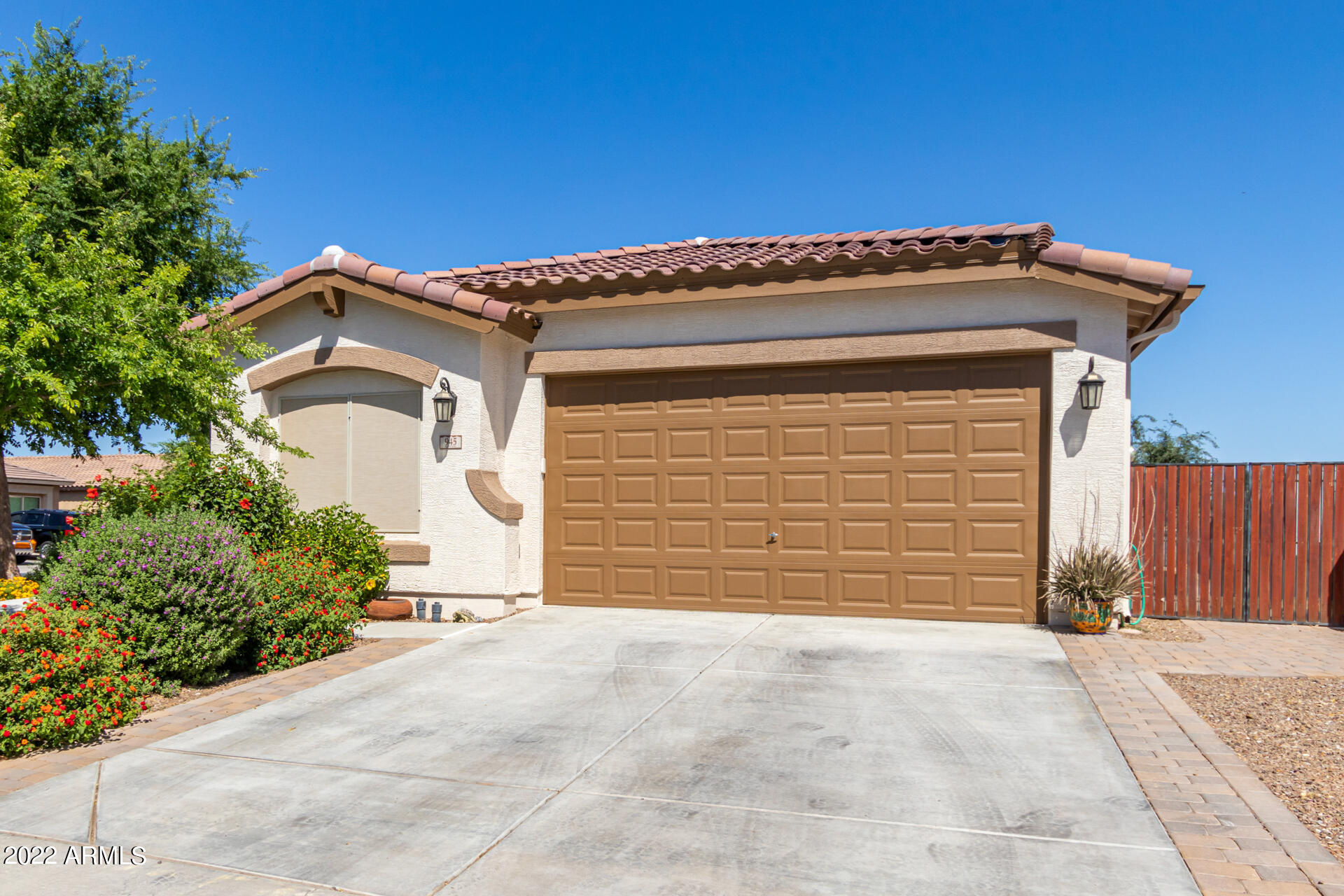 945 W EMPRESS TREE Avenue