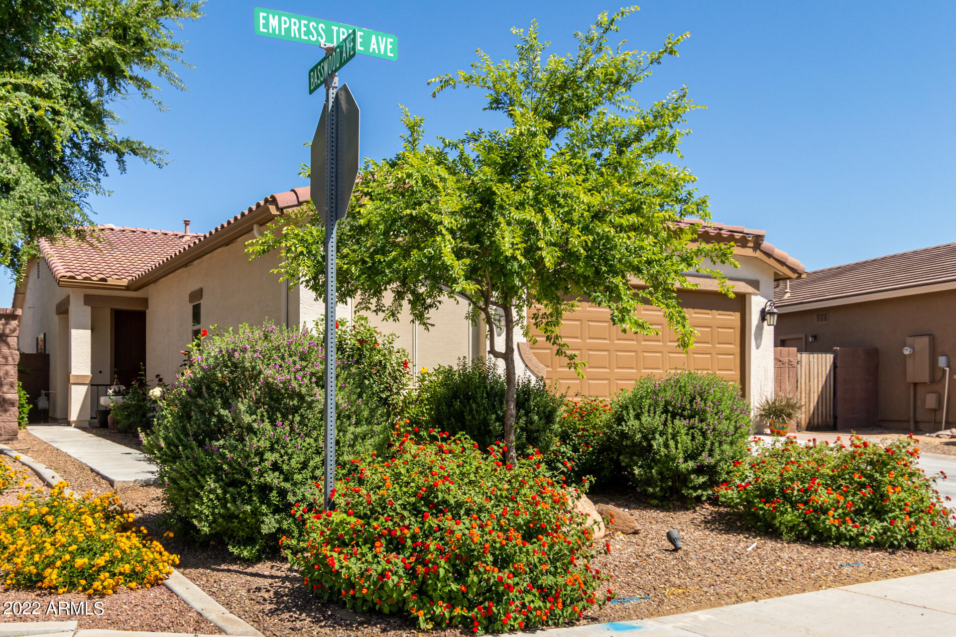 945 W EMPRESS TREE Avenue