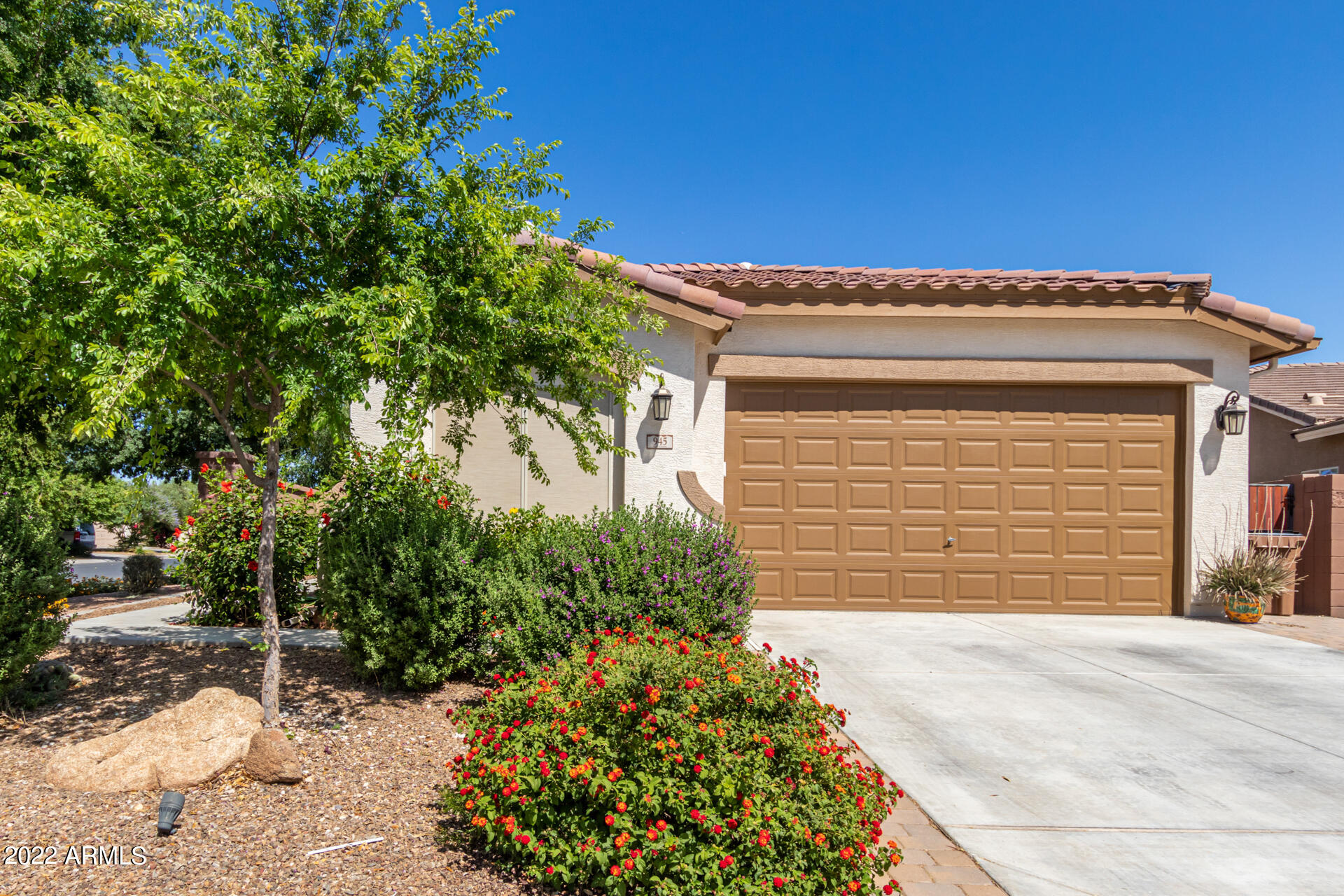 945 W EMPRESS TREE Avenue