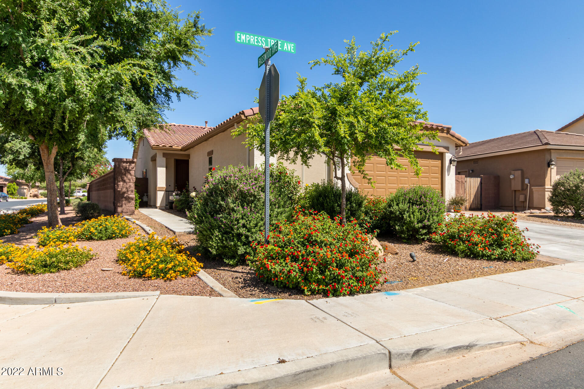 945 W EMPRESS TREE Avenue