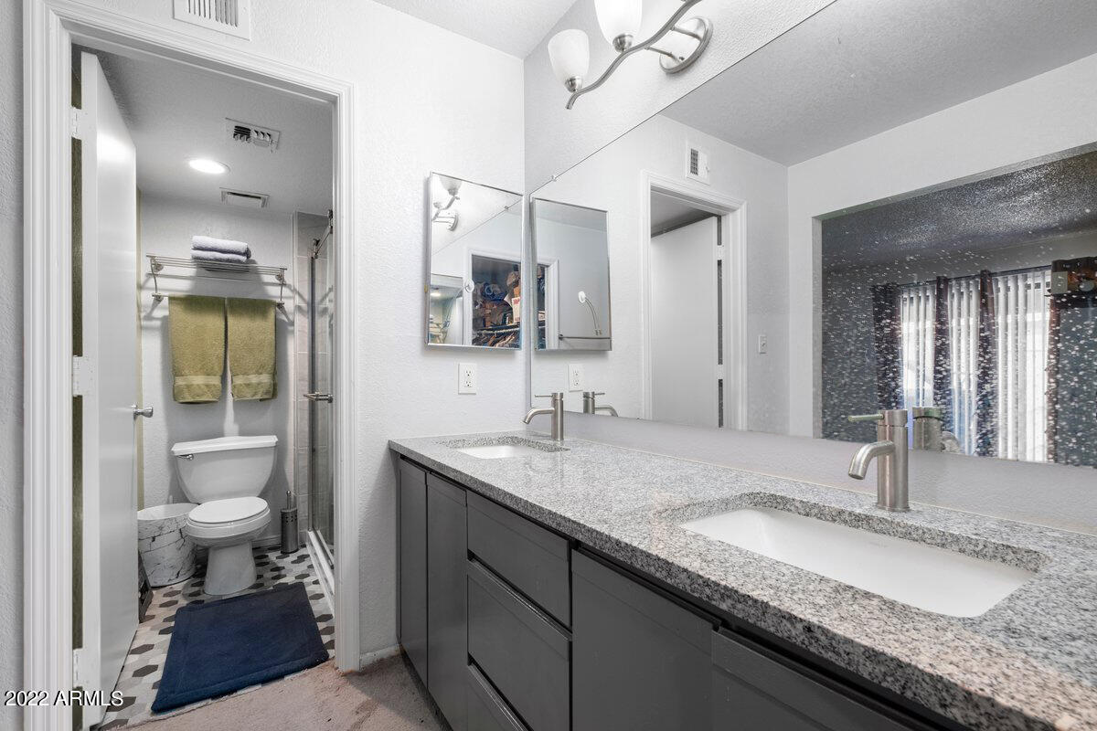 2202 W GLENROSA Avenue Unit: 15