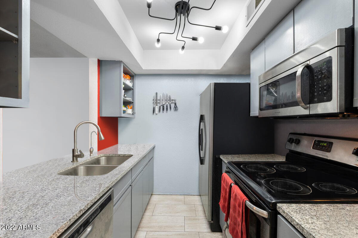 2202 W GLENROSA Avenue Unit: 15