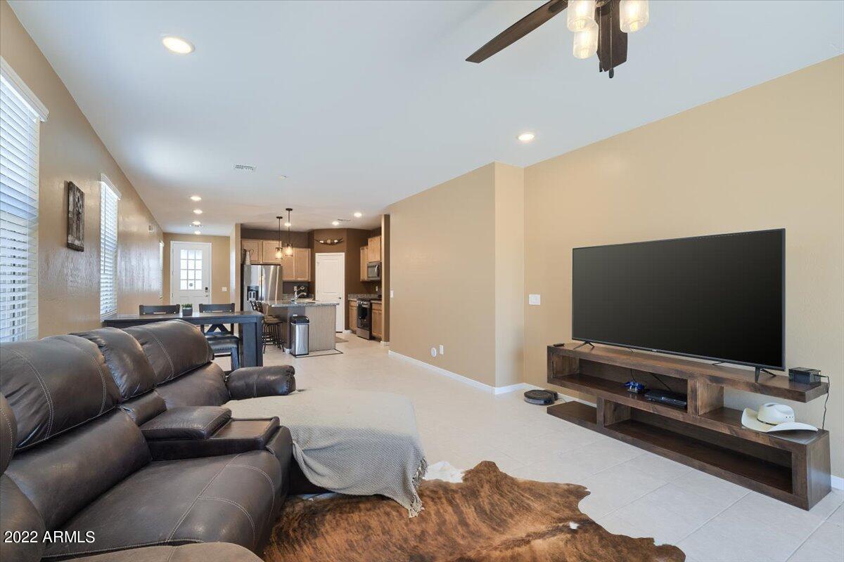 40453 W HILLMAN Drive