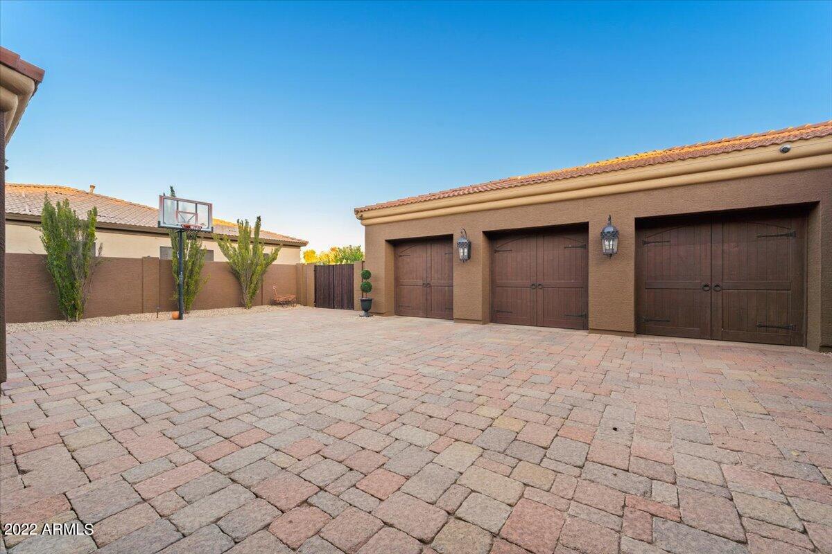 2675 E BARTLETT Place
