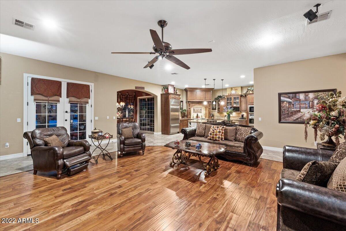 2675 E BARTLETT Place