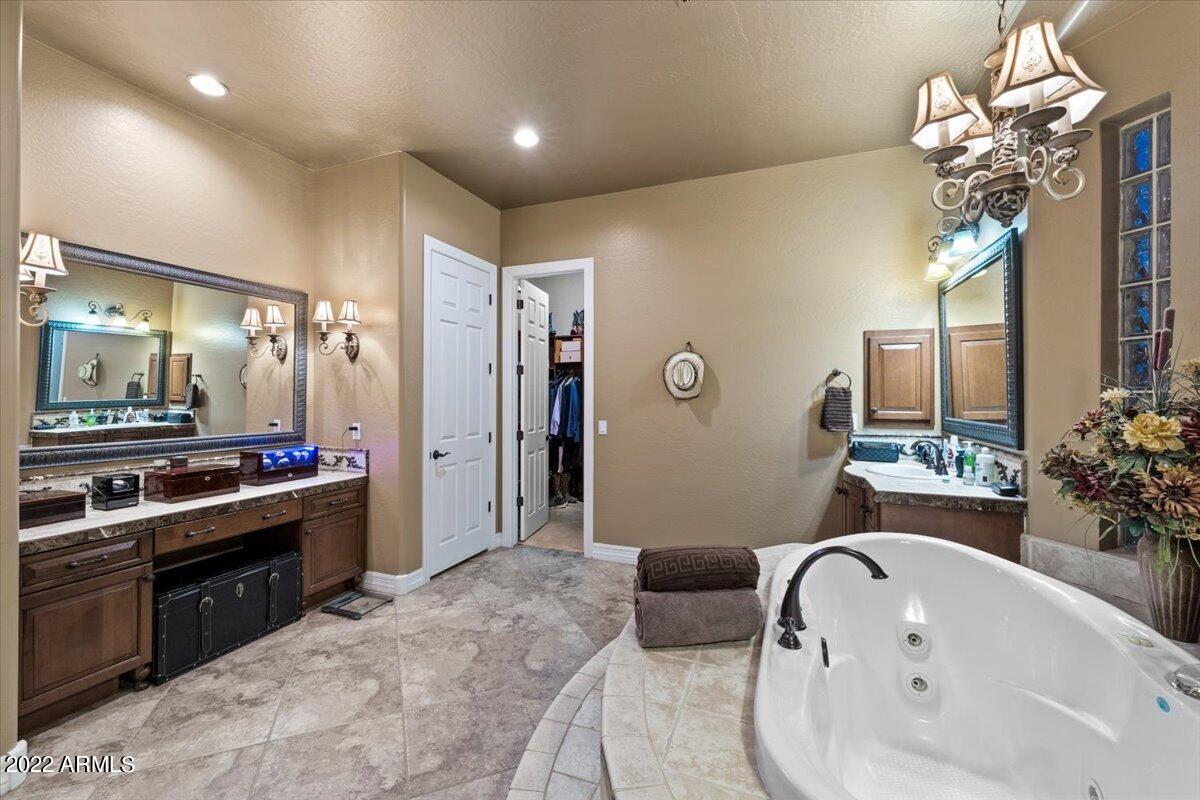 2675 E BARTLETT Place