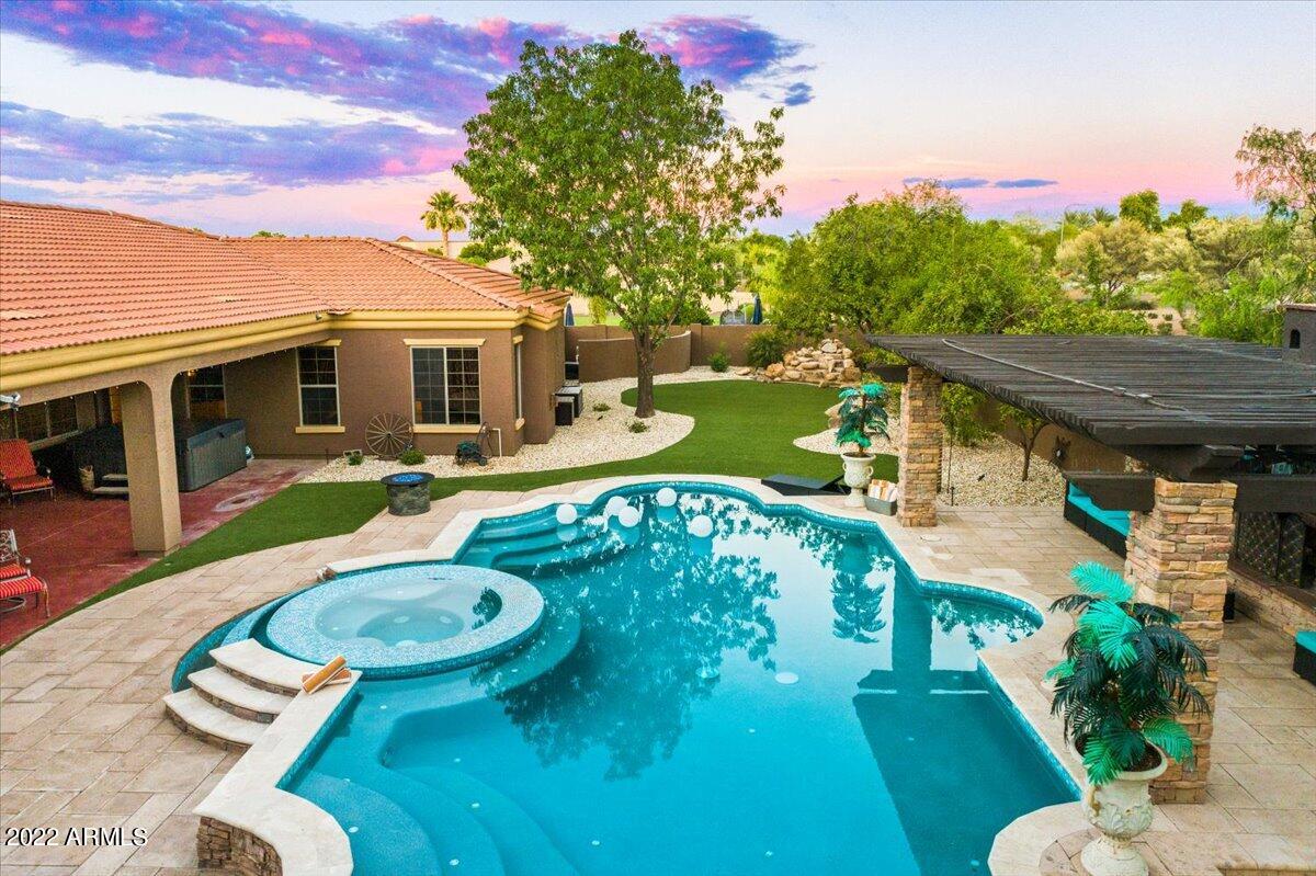 2675 E BARTLETT Place