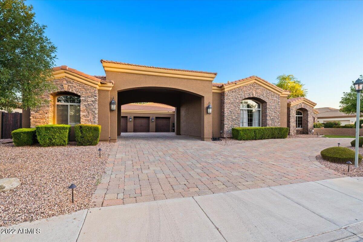 2675 E BARTLETT Place