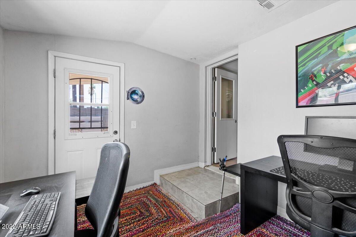 1809 N 25TH Place