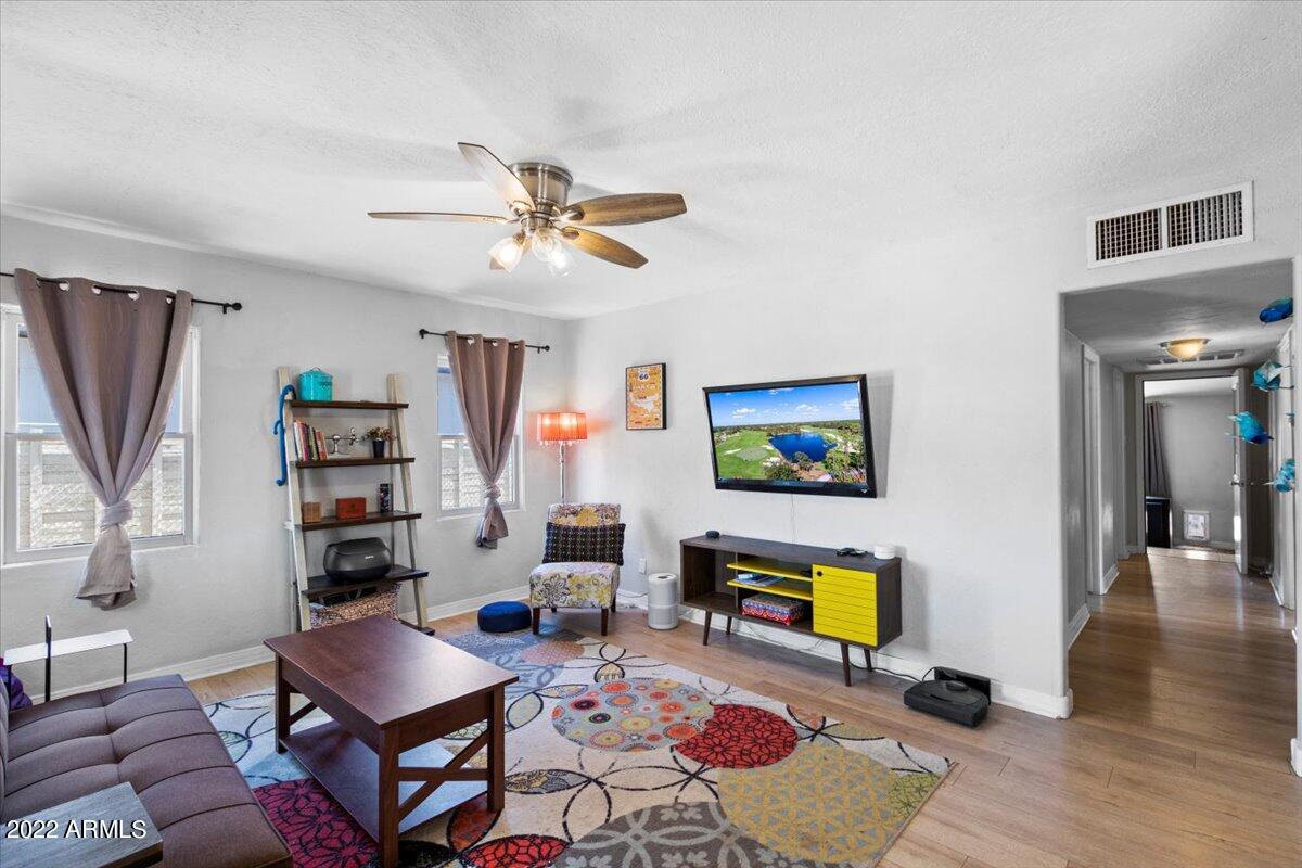 1809 N 25TH Place