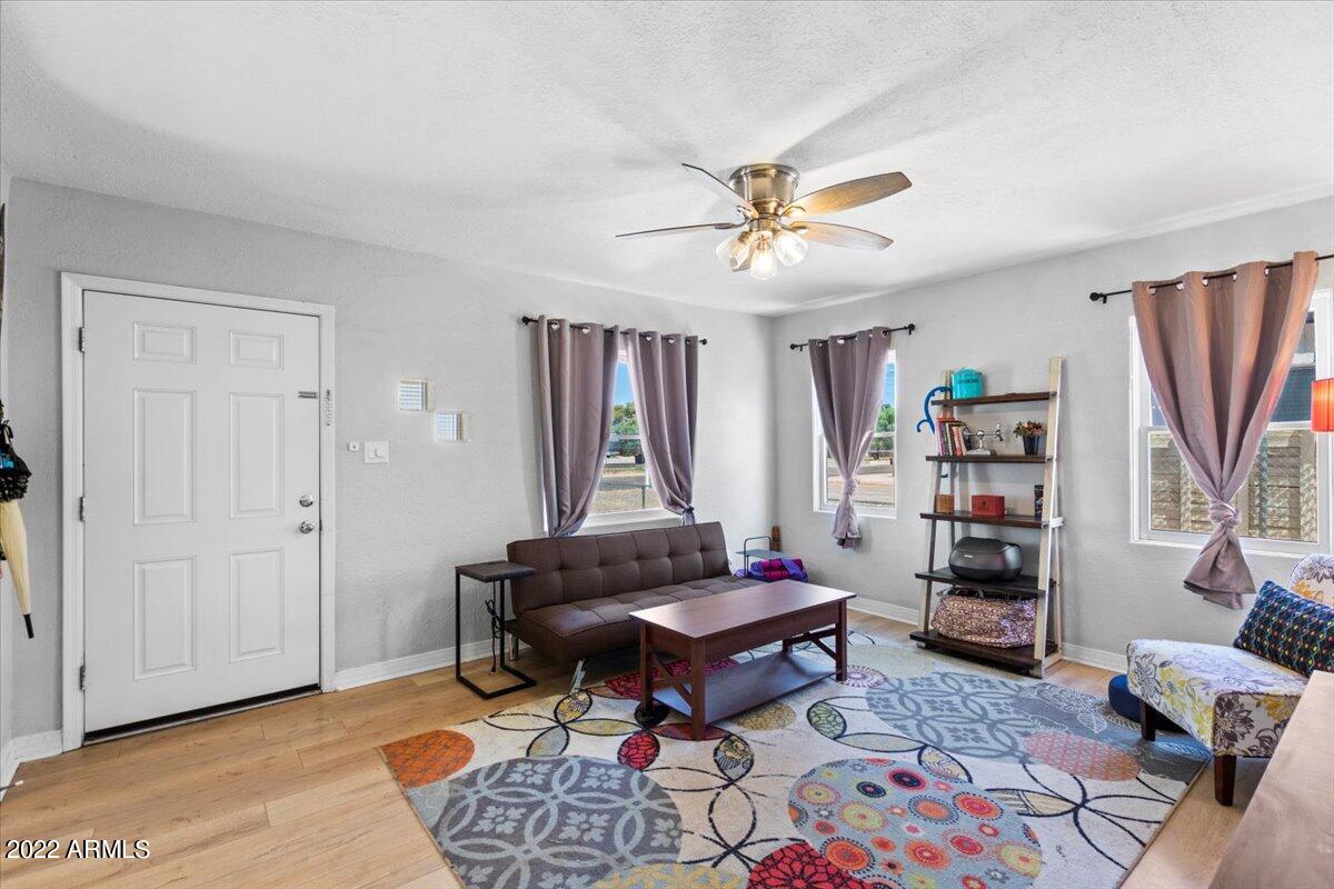 1809 N 25TH Place