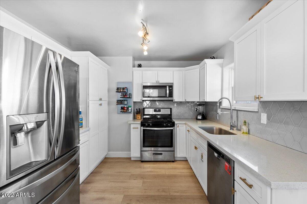 1809 N 25TH Place