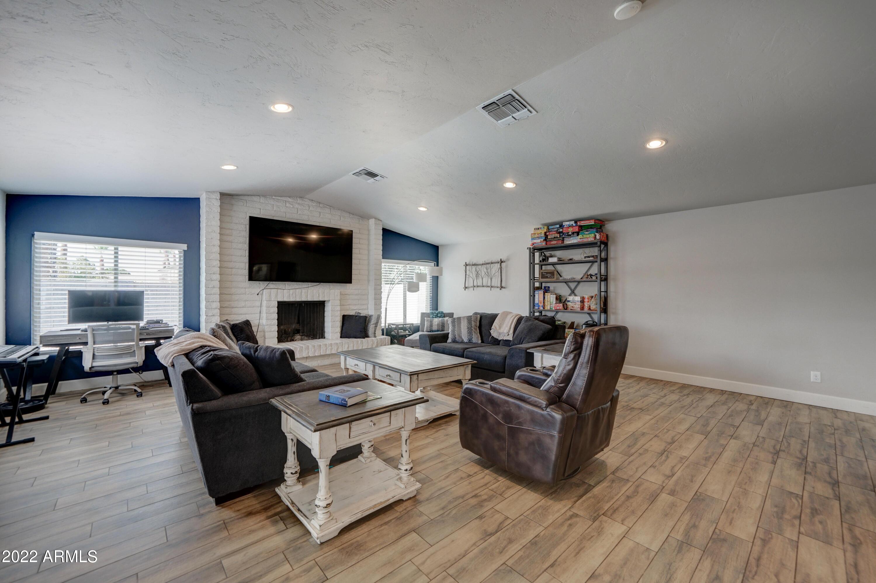 5415 W DESERT COVE Avenue