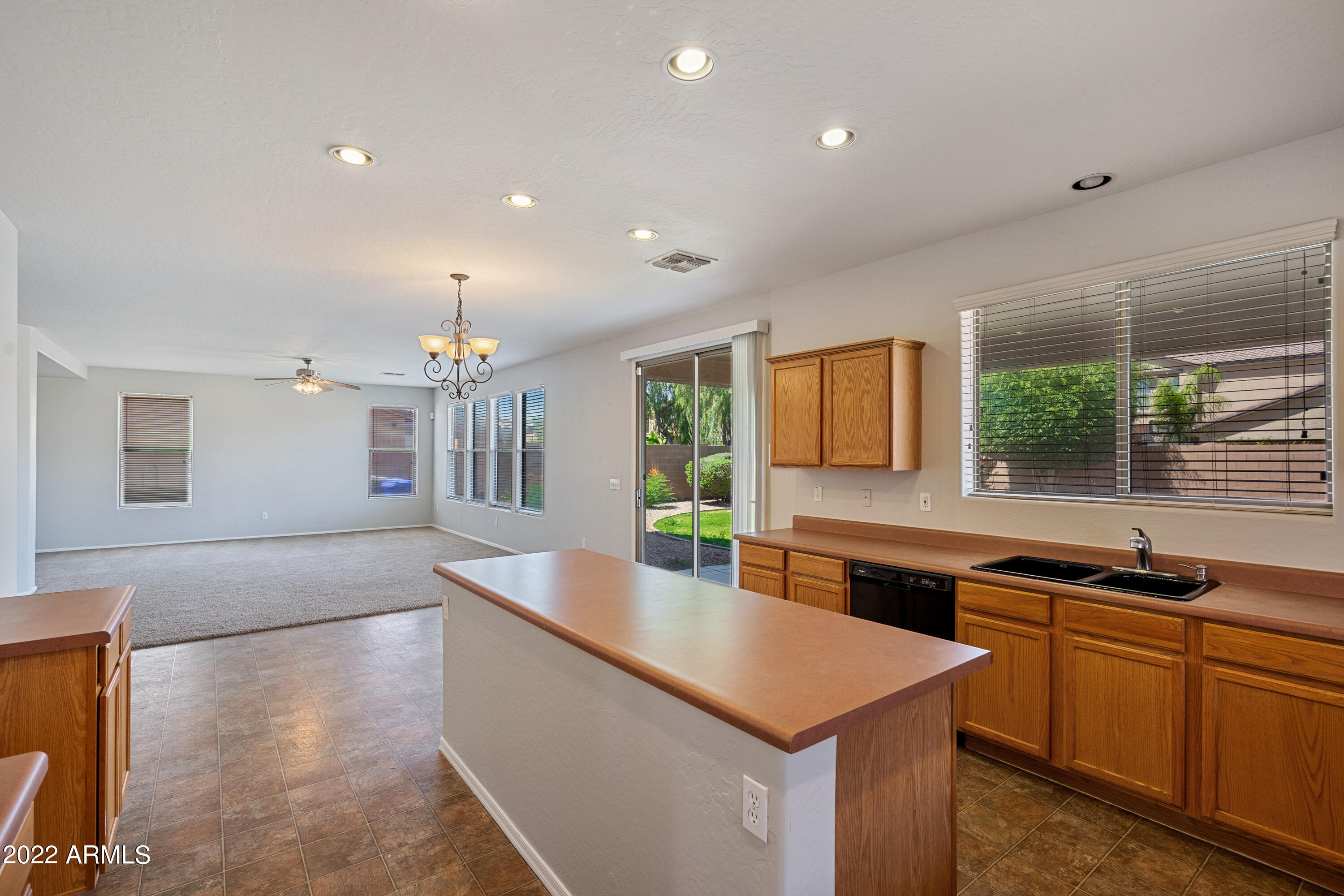 6886 S EMERALD Place