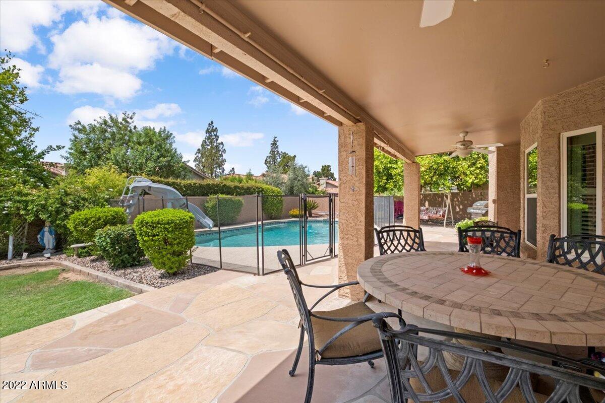 1037 E VINEDO Lane