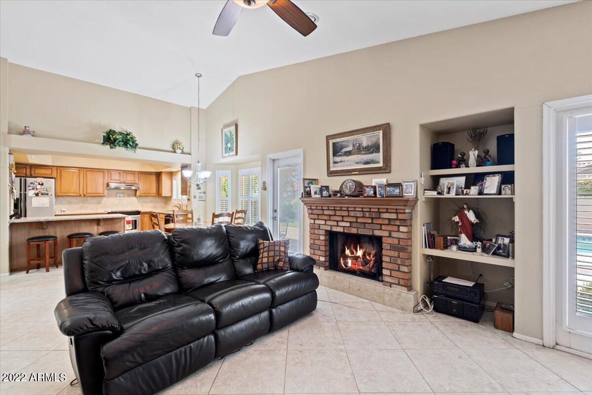 1037 E VINEDO Lane