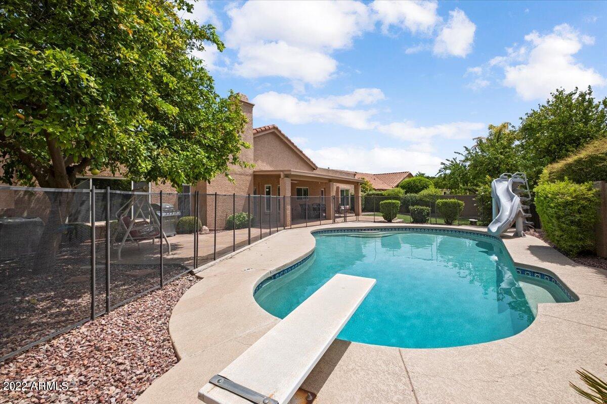 1037 E VINEDO Lane