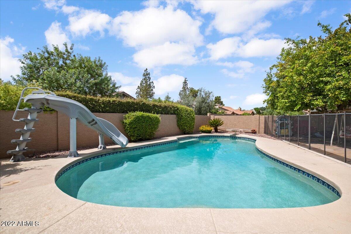 1037 E VINEDO Lane