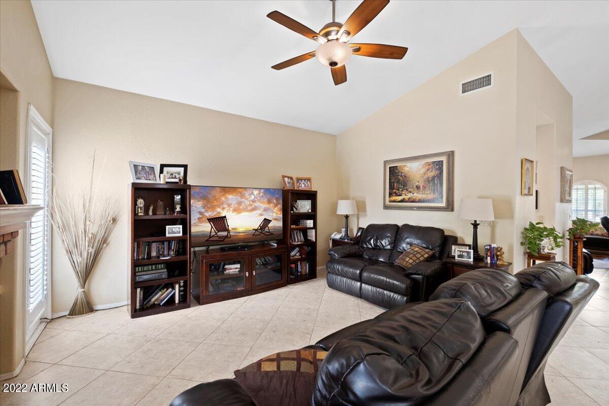 1037 E VINEDO Lane