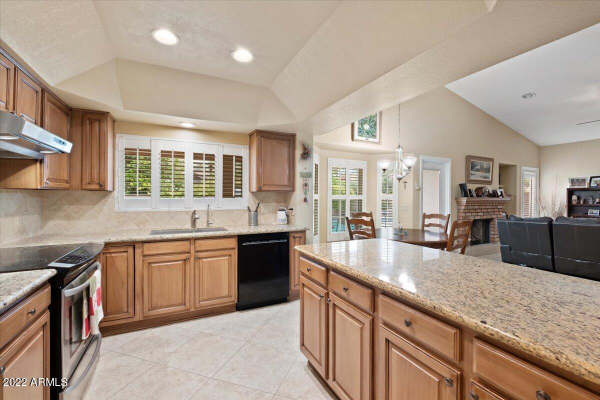 1037 E VINEDO Lane