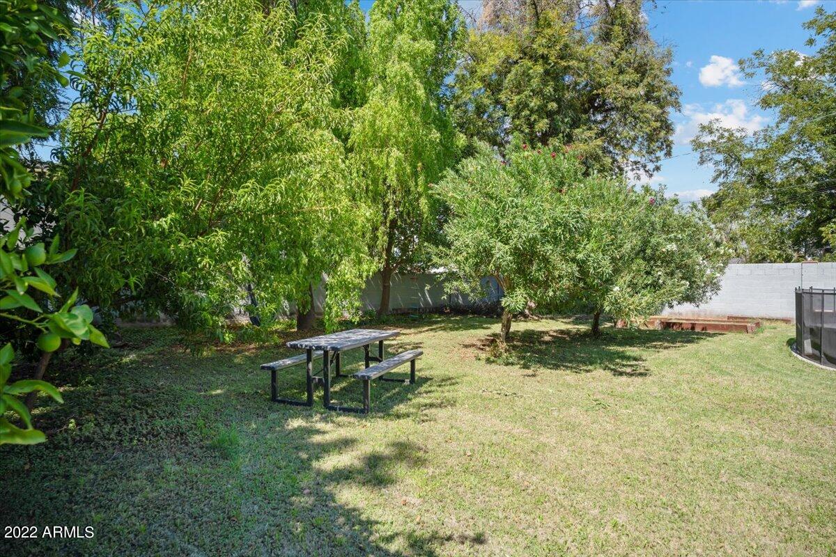 2522 E WHITTON Avenue
