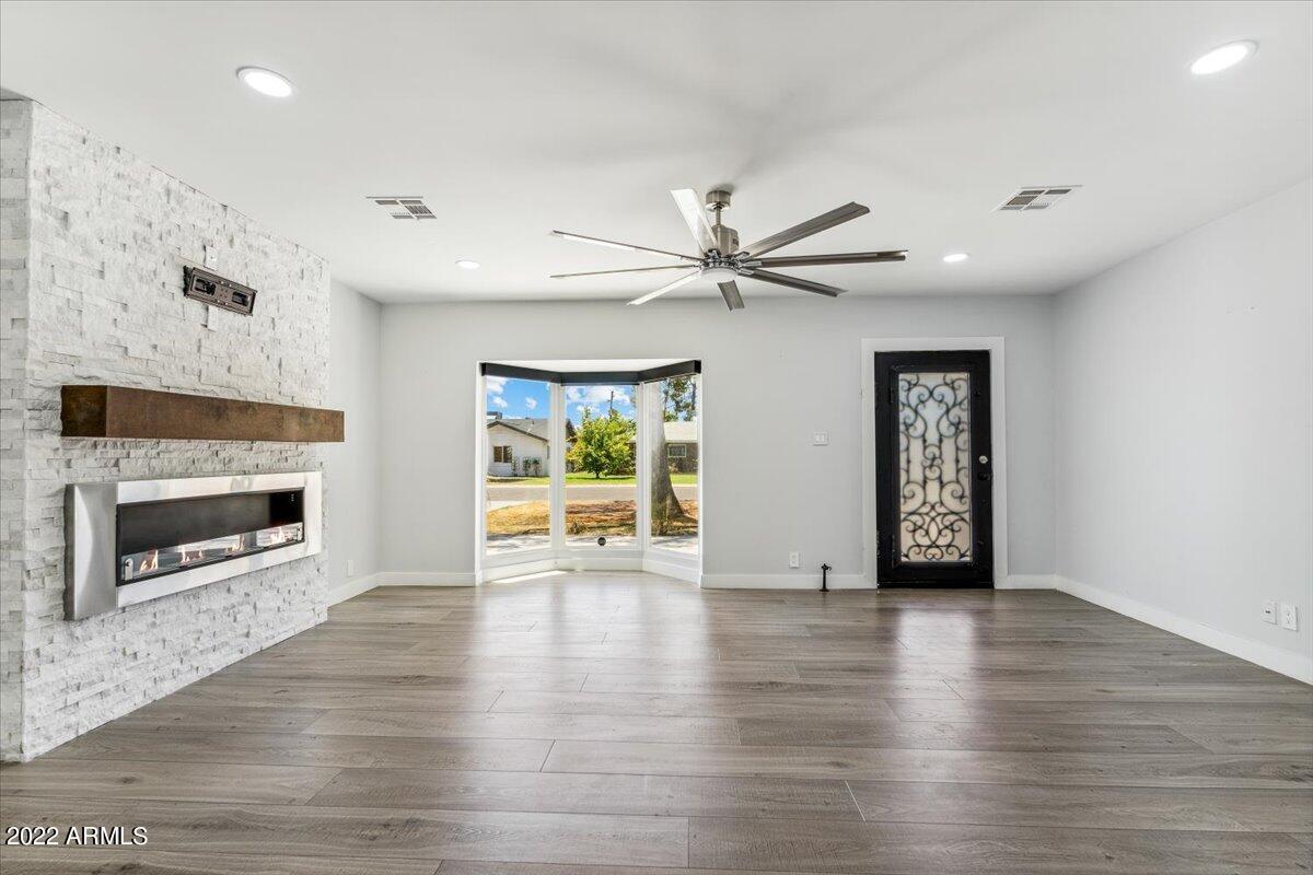 4041 N 40TH Place