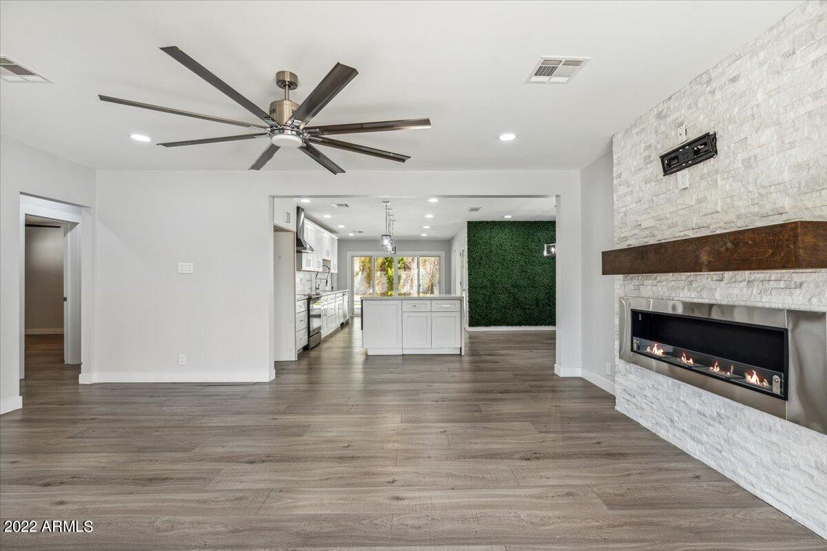 4041 N 40TH Place
