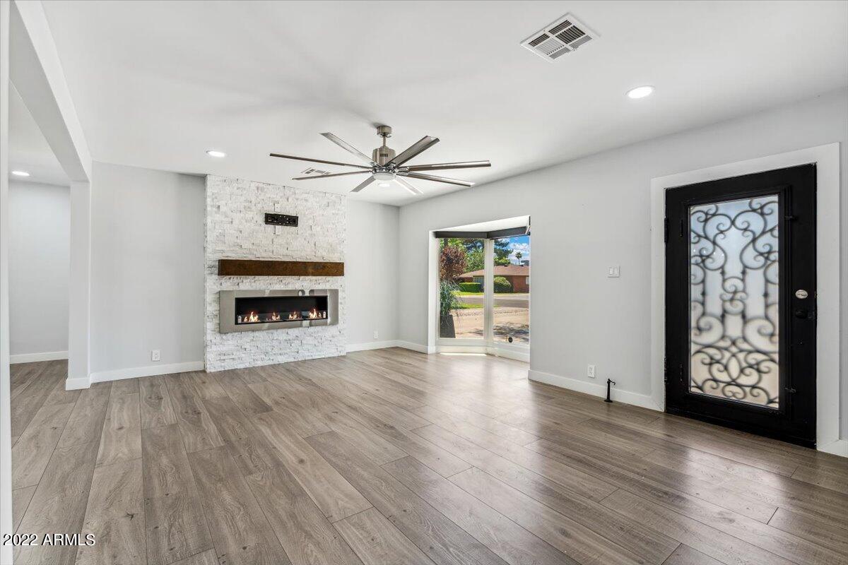 4041 N 40TH Place