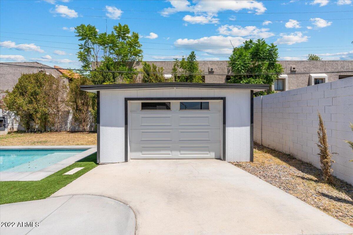 4041 N 40TH Place