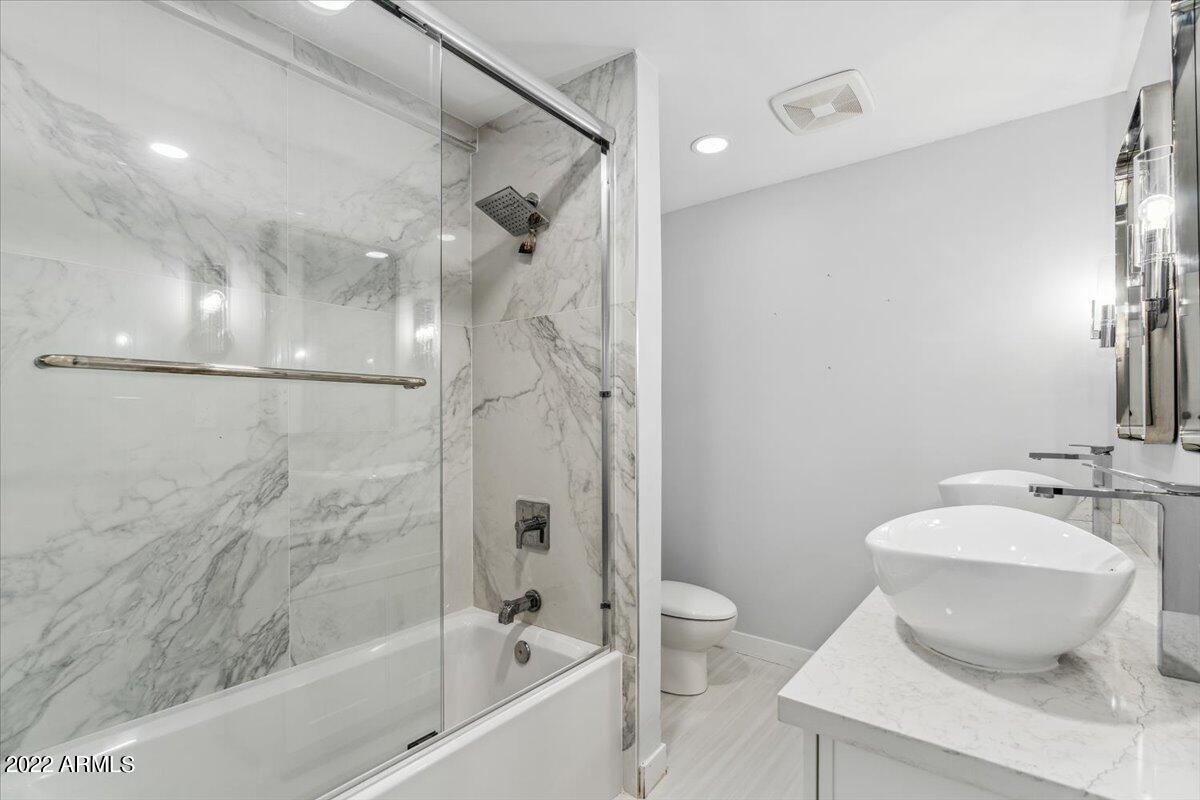 4041 N 40TH Place