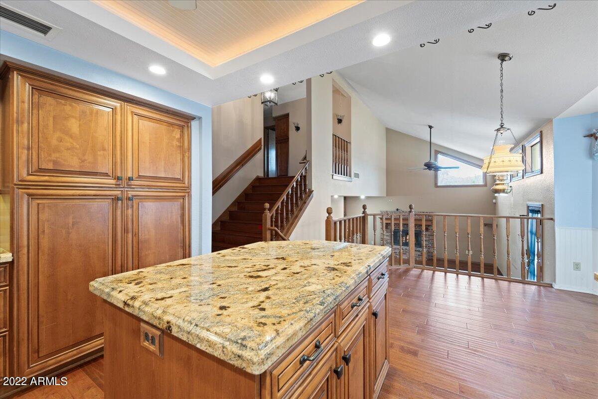1929 E LUDLOW Drive