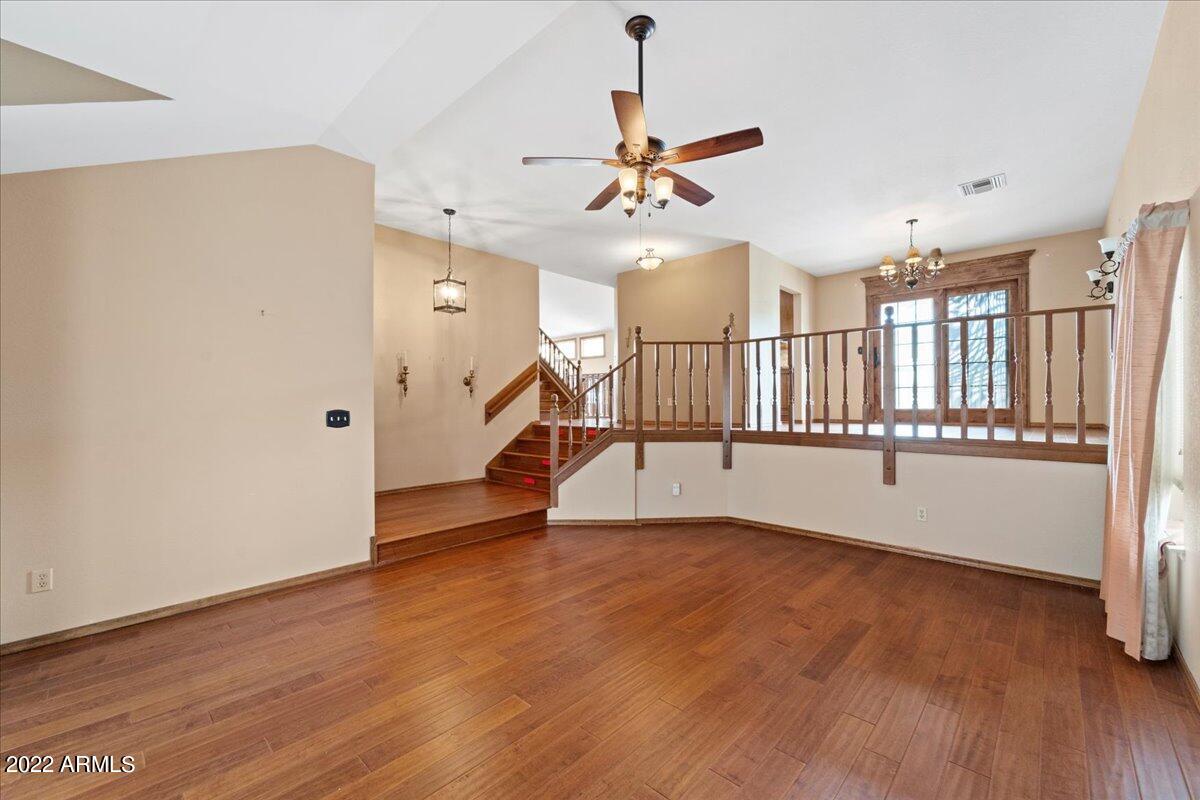 1929 E LUDLOW Drive