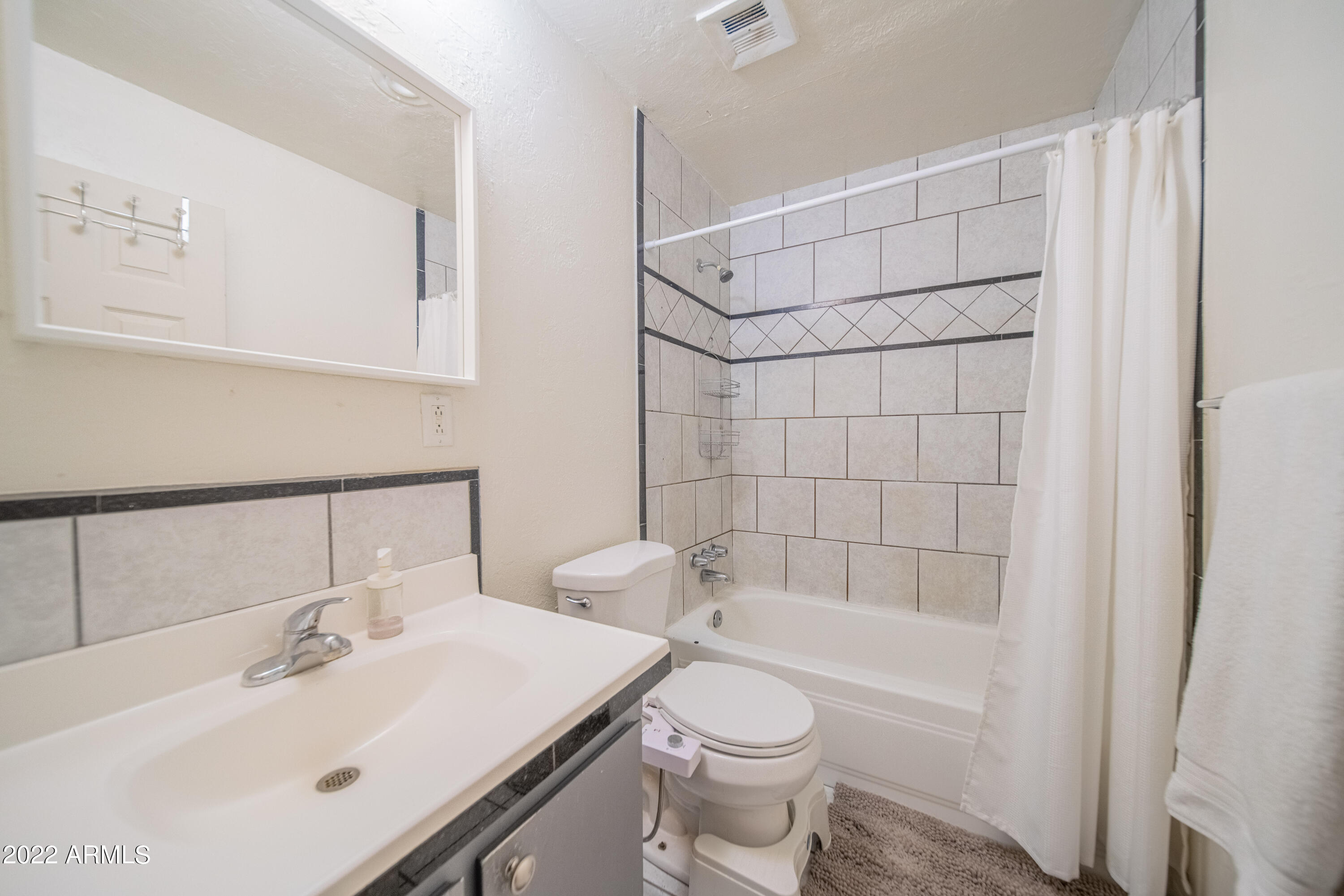 2225 W ALTADENA Avenue