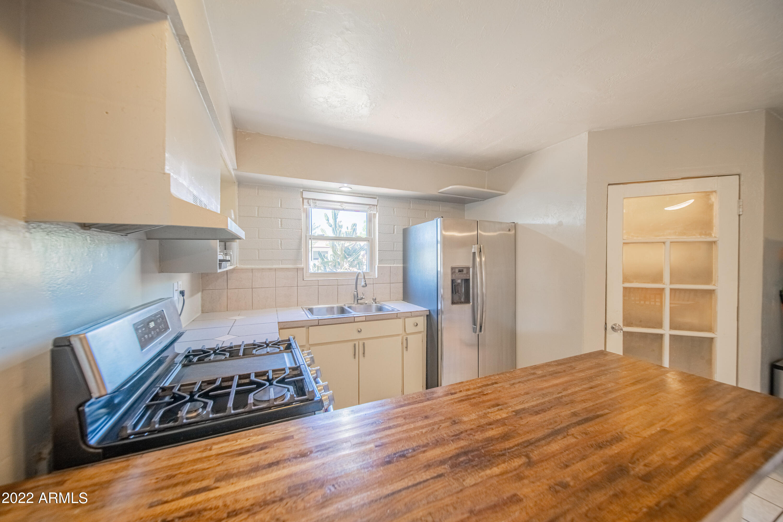 2225 W ALTADENA Avenue