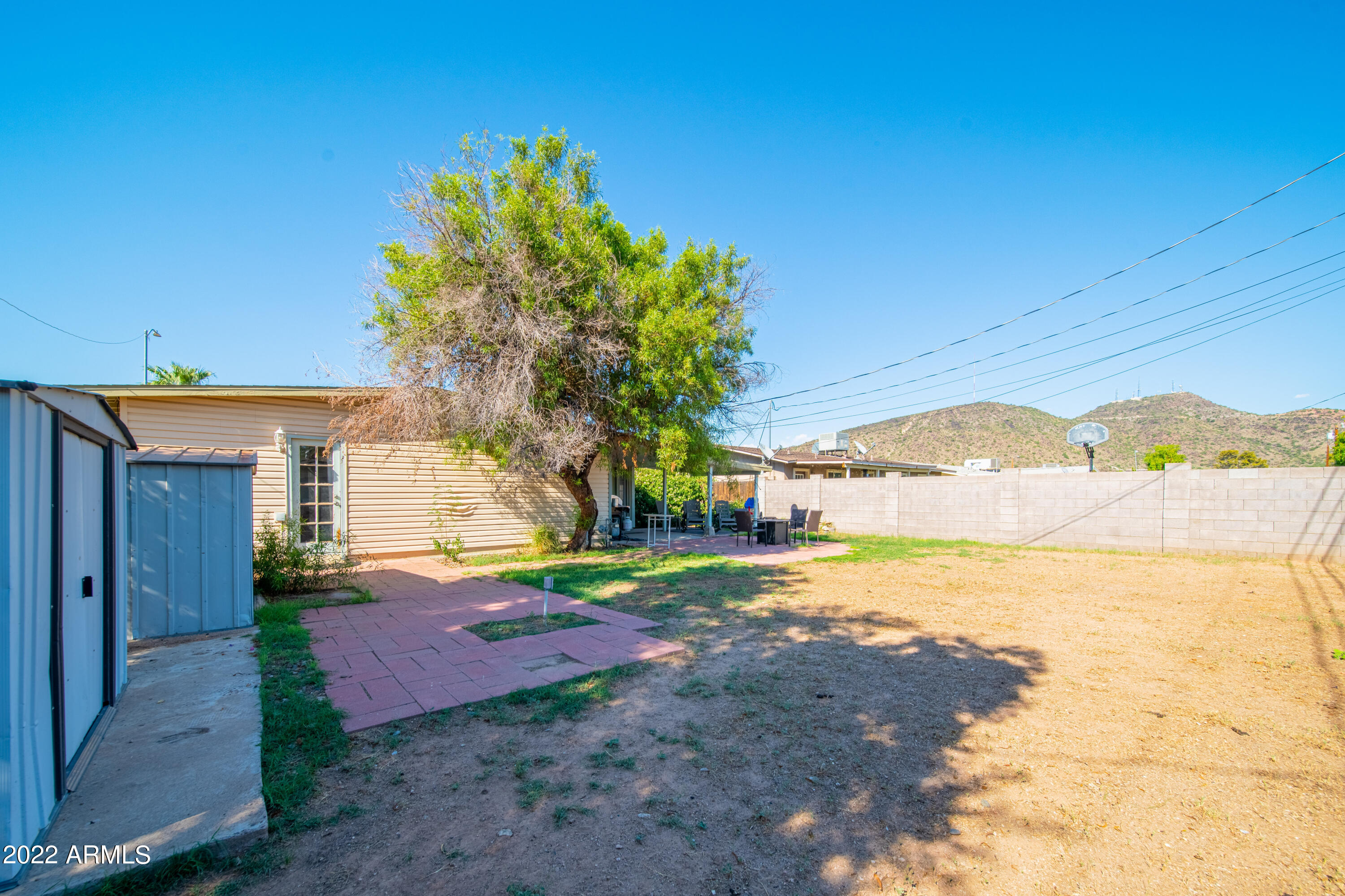 2225 W ALTADENA Avenue