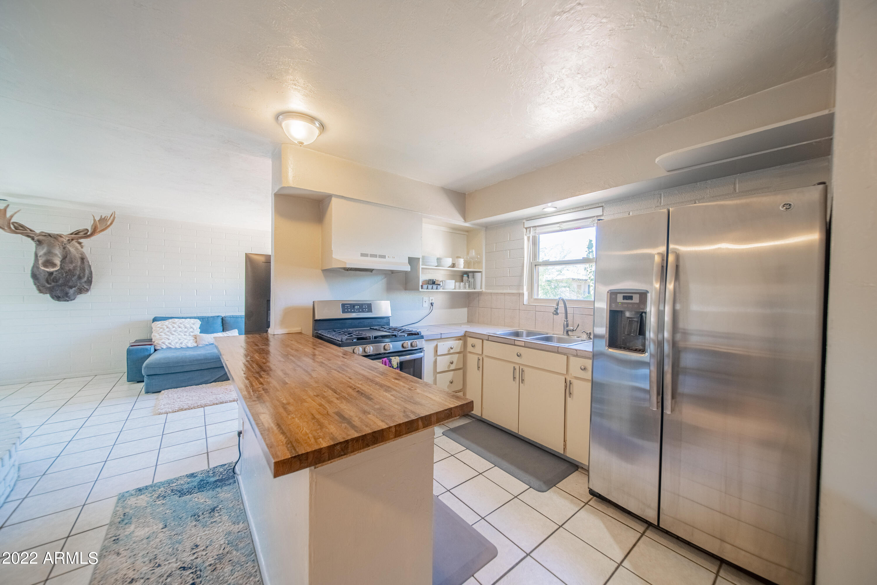 2225 W ALTADENA Avenue