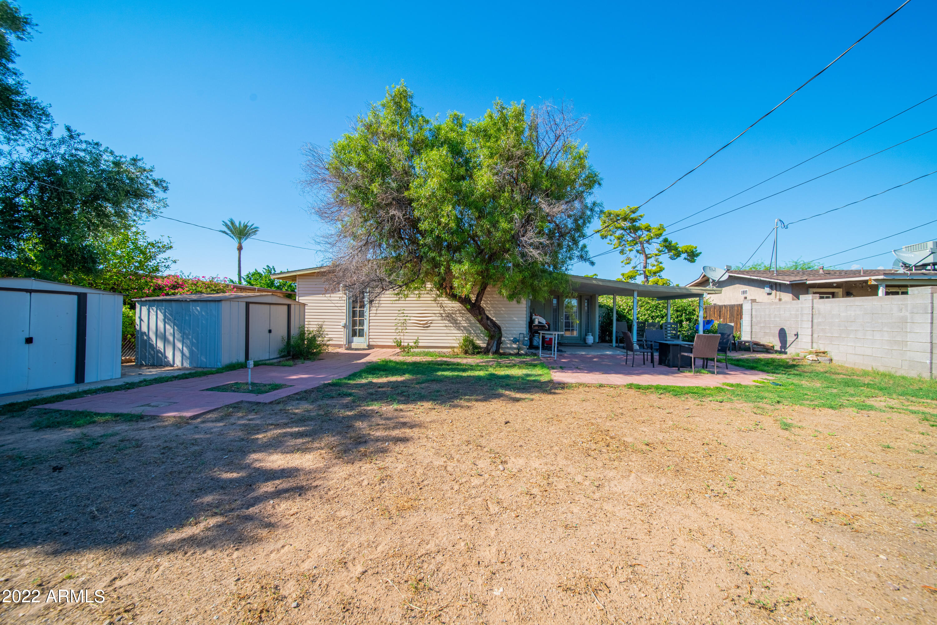 2225 W ALTADENA Avenue