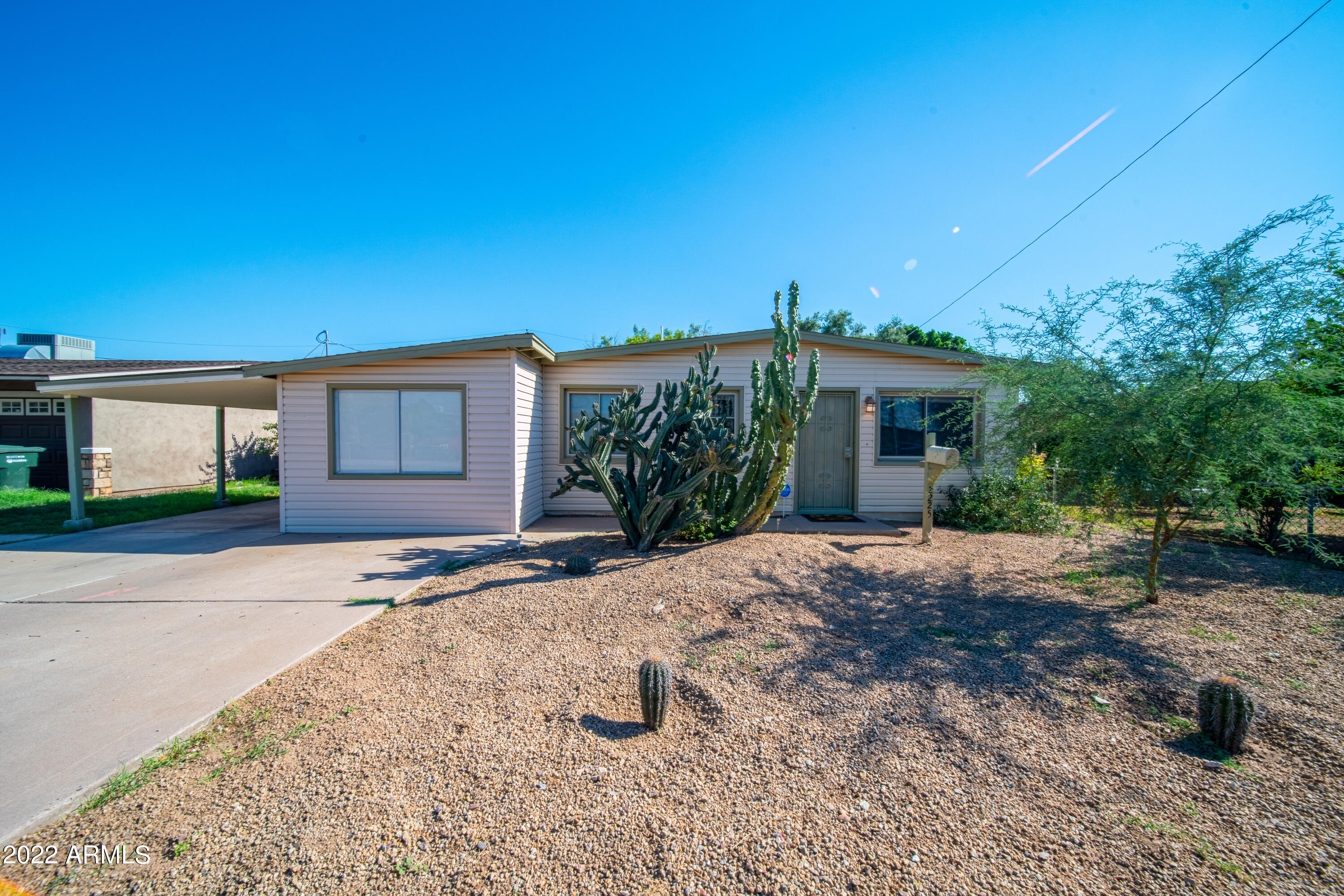 2225 W ALTADENA Avenue