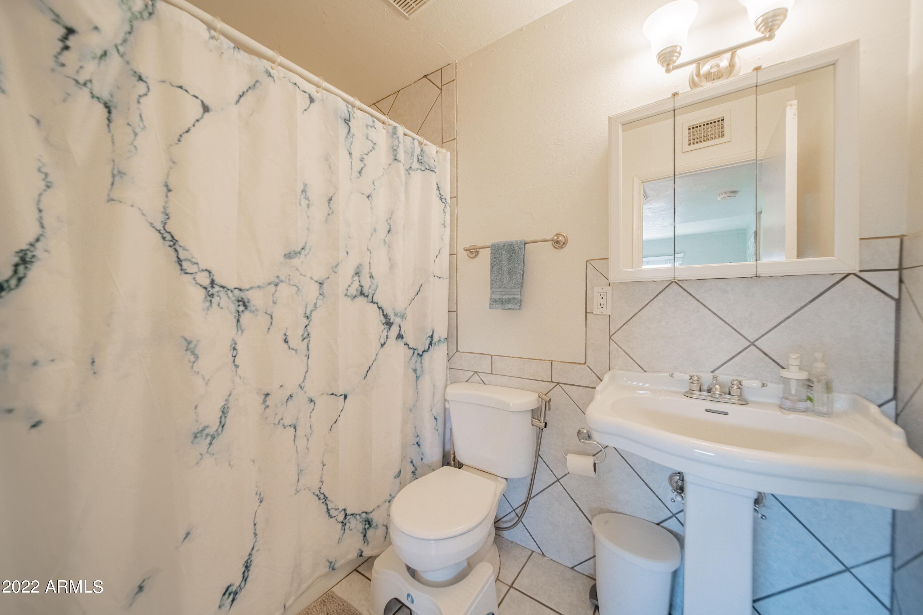 2225 W ALTADENA Avenue