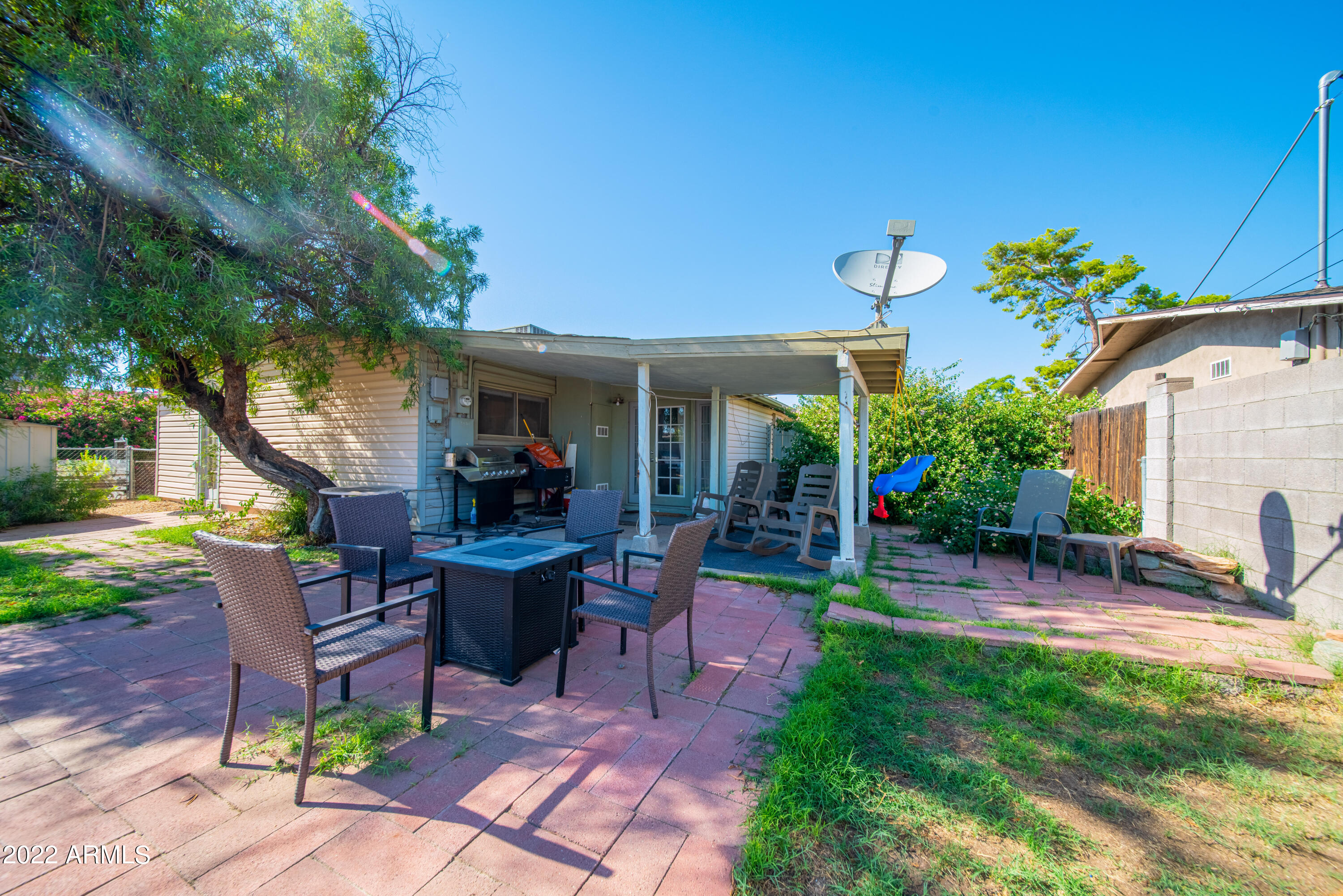 2225 W ALTADENA Avenue