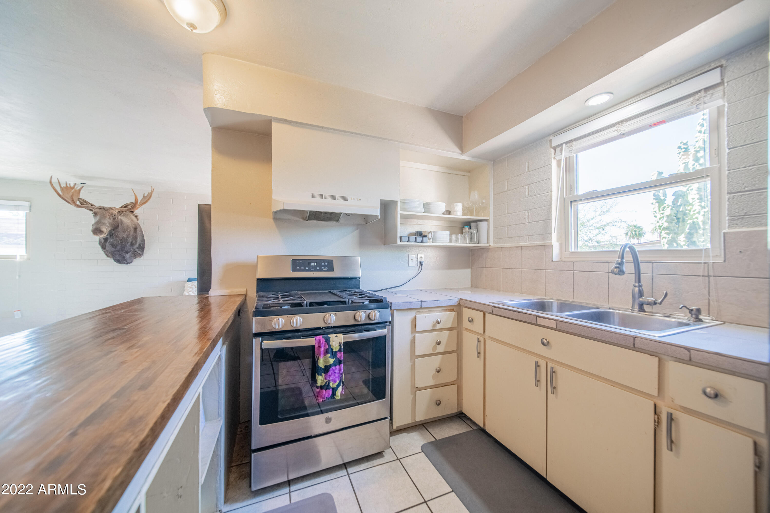 2225 W ALTADENA Avenue