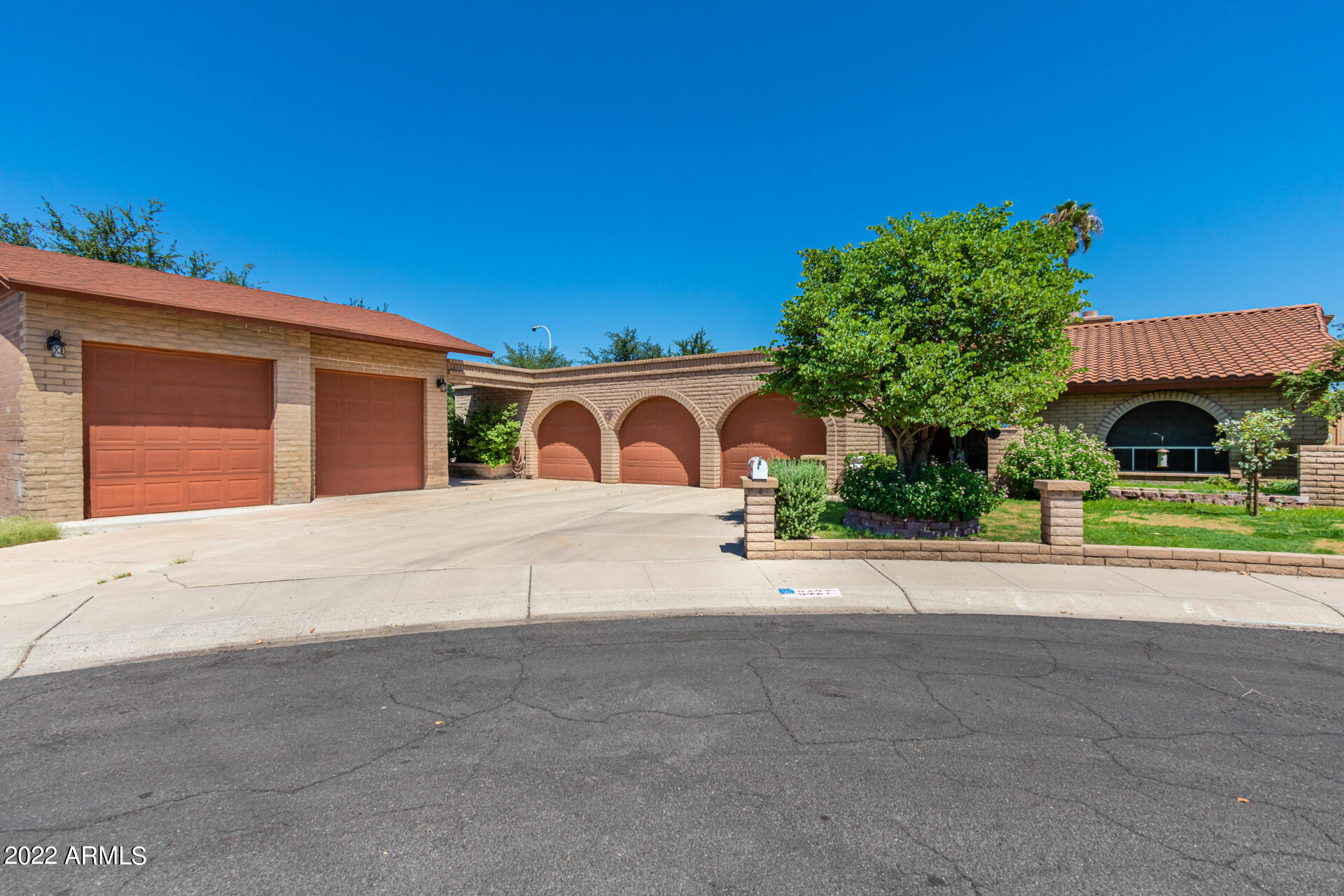 8427 N 50TH Drive