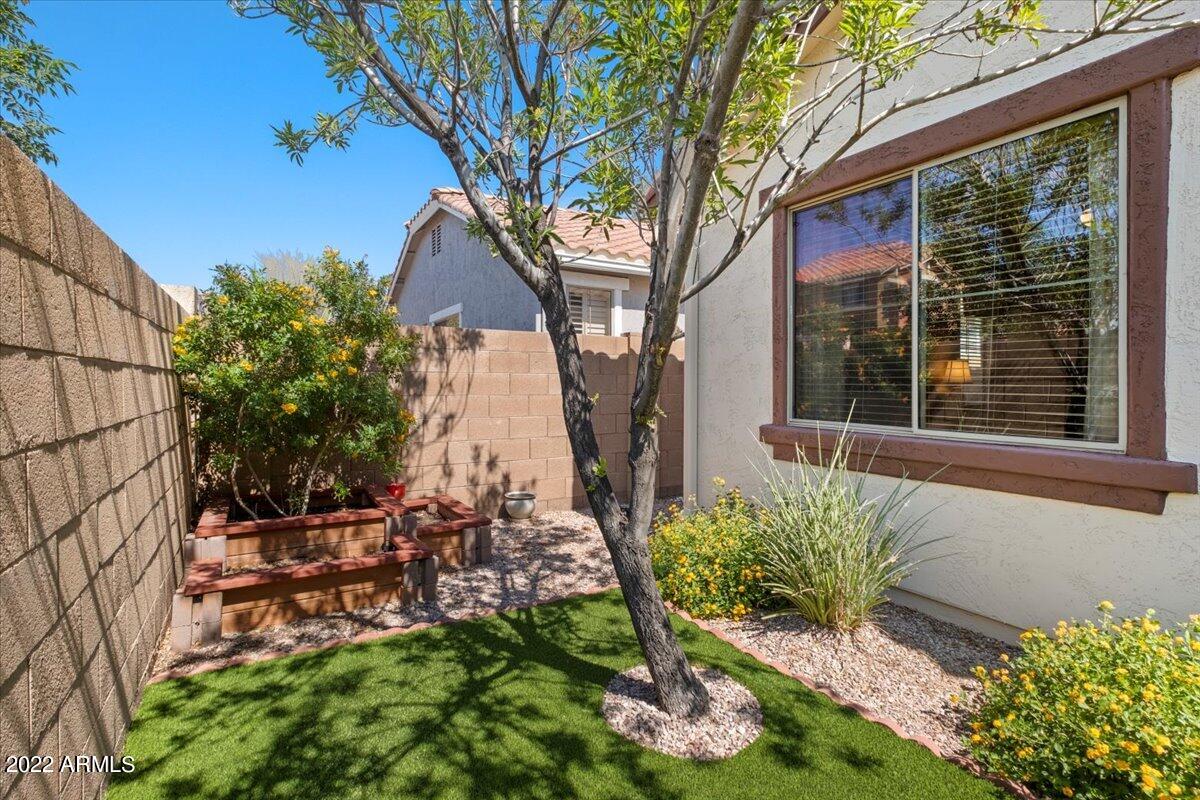 942 E CANTEBRIA Drive