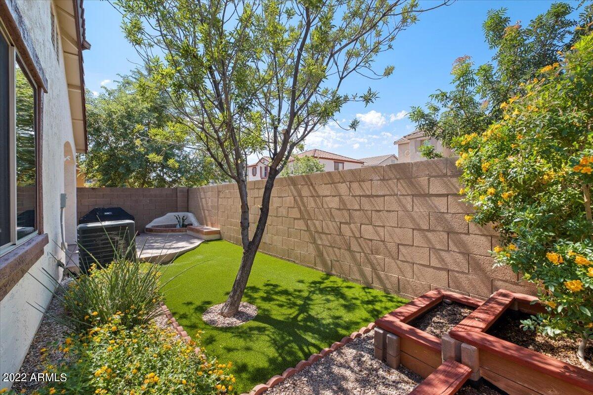 942 E CANTEBRIA Drive