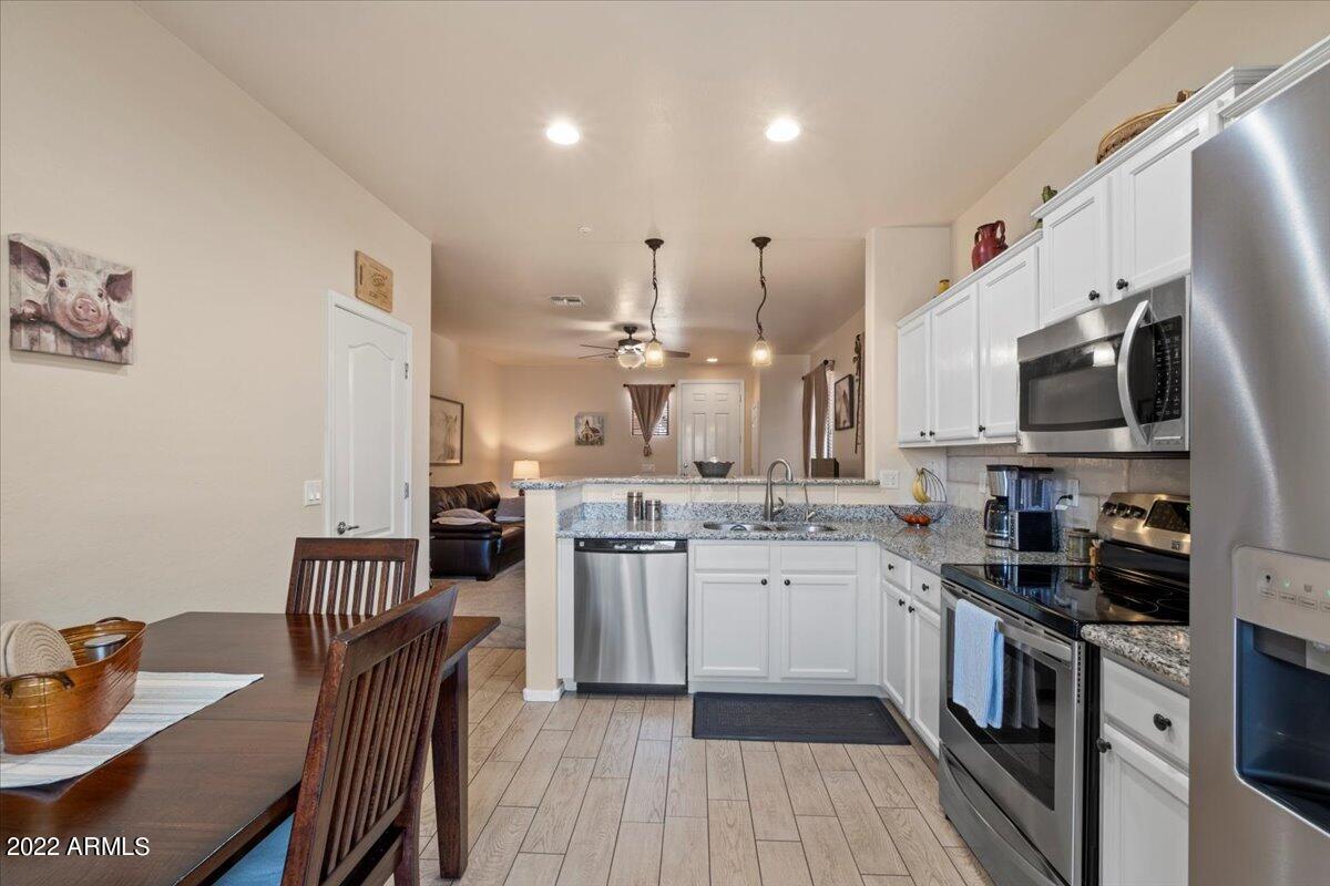 942 E CANTEBRIA Drive